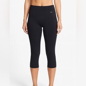 Nike Dri-FIT Crop Capri Leggings in Black Size Small
